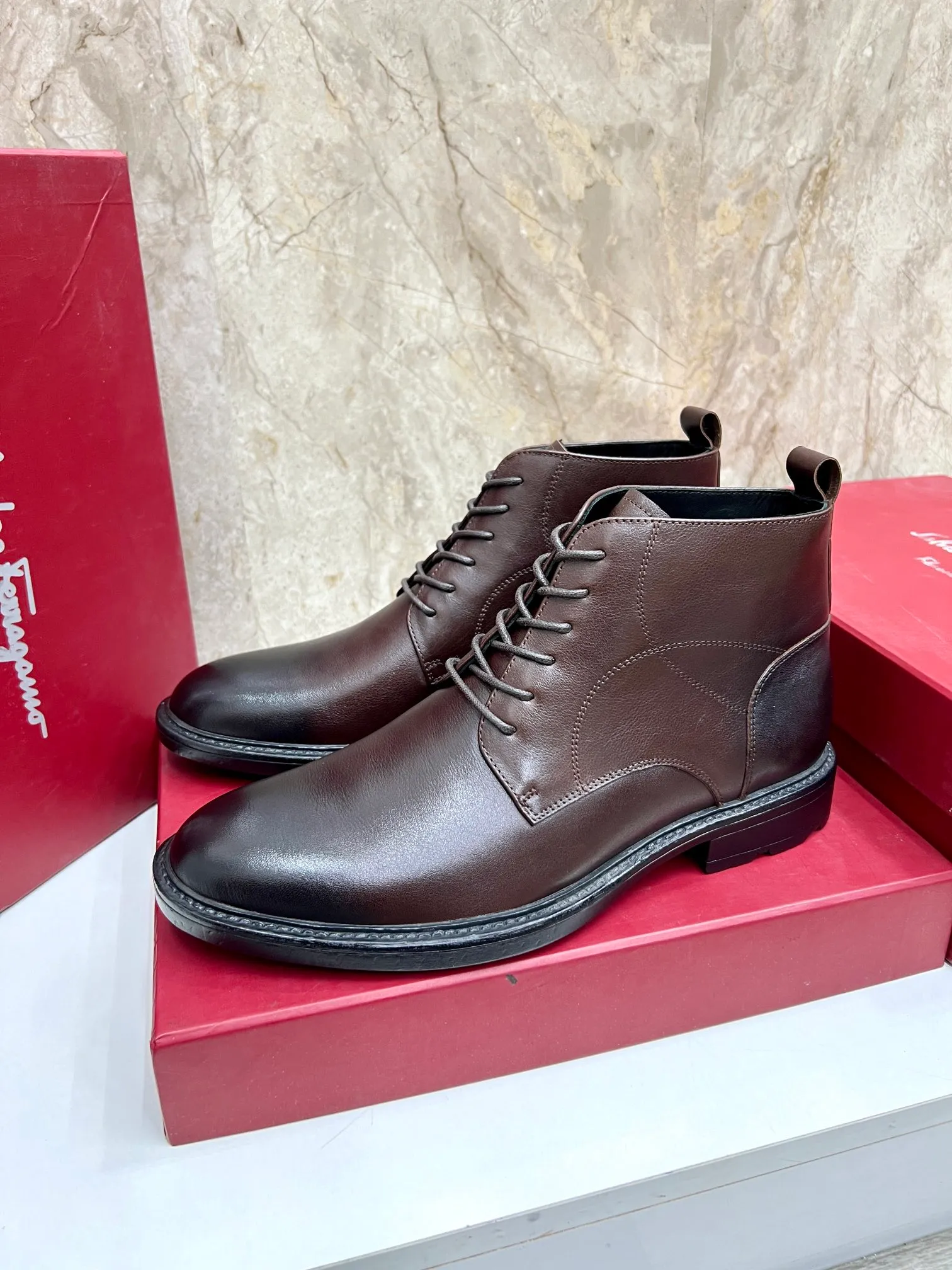 Original order quality: Men's shoes 💰700 Brand: Ferragamo (Ferragamo) One size larger: Men's size 38-44 (45 customized) Grade: Same style as the official website High-end men's shoes Material: Original cowhide, cowhide lining, original outsole Style category: Chelsea men's boots Fashion trend Color: Actual picture